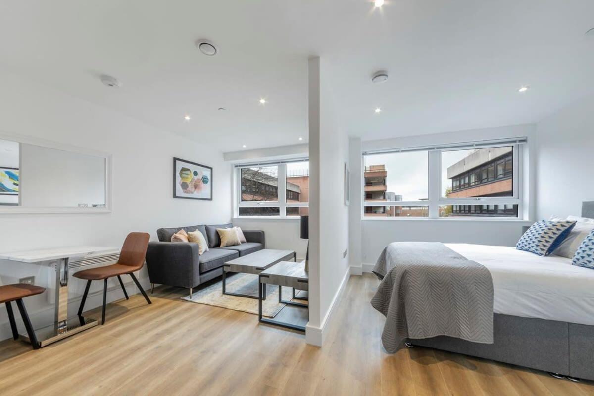 Spacious And Bright Studio In East Grinstead Eksteriør bilde